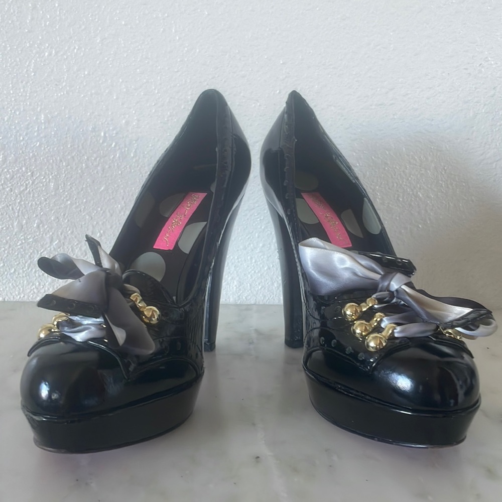 Betsy Johnston pumps - old school design